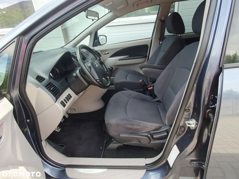 Mitsubishi Grandis 2.4 Motion - 24