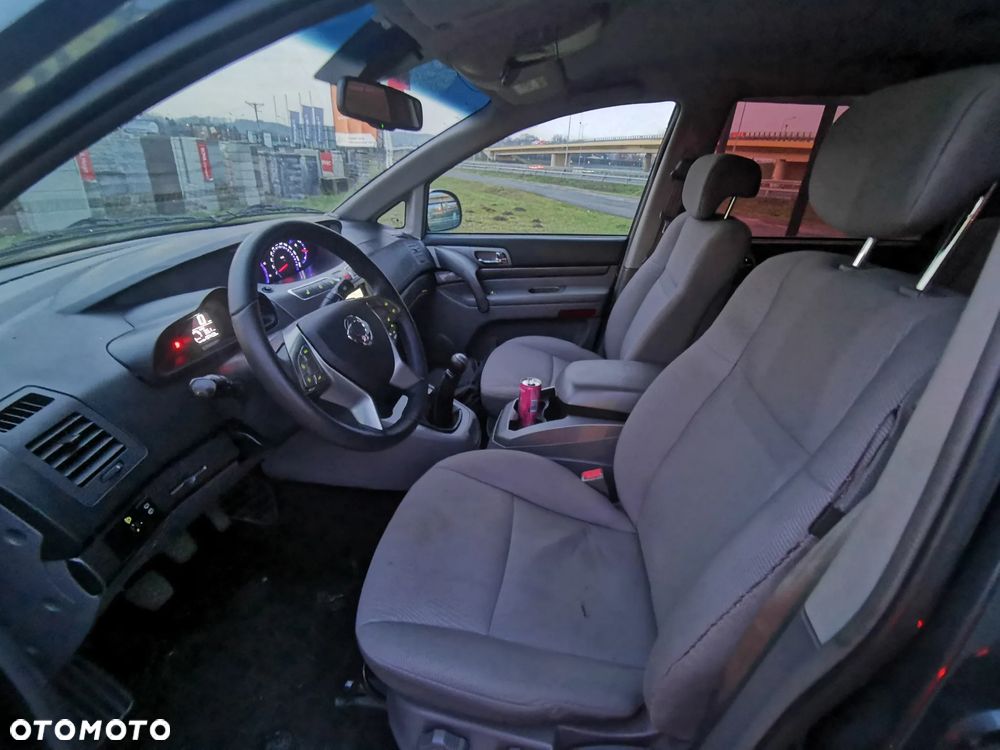 SsangYong/KGM Rodius 200 e-XDi Crystal Plus - 11