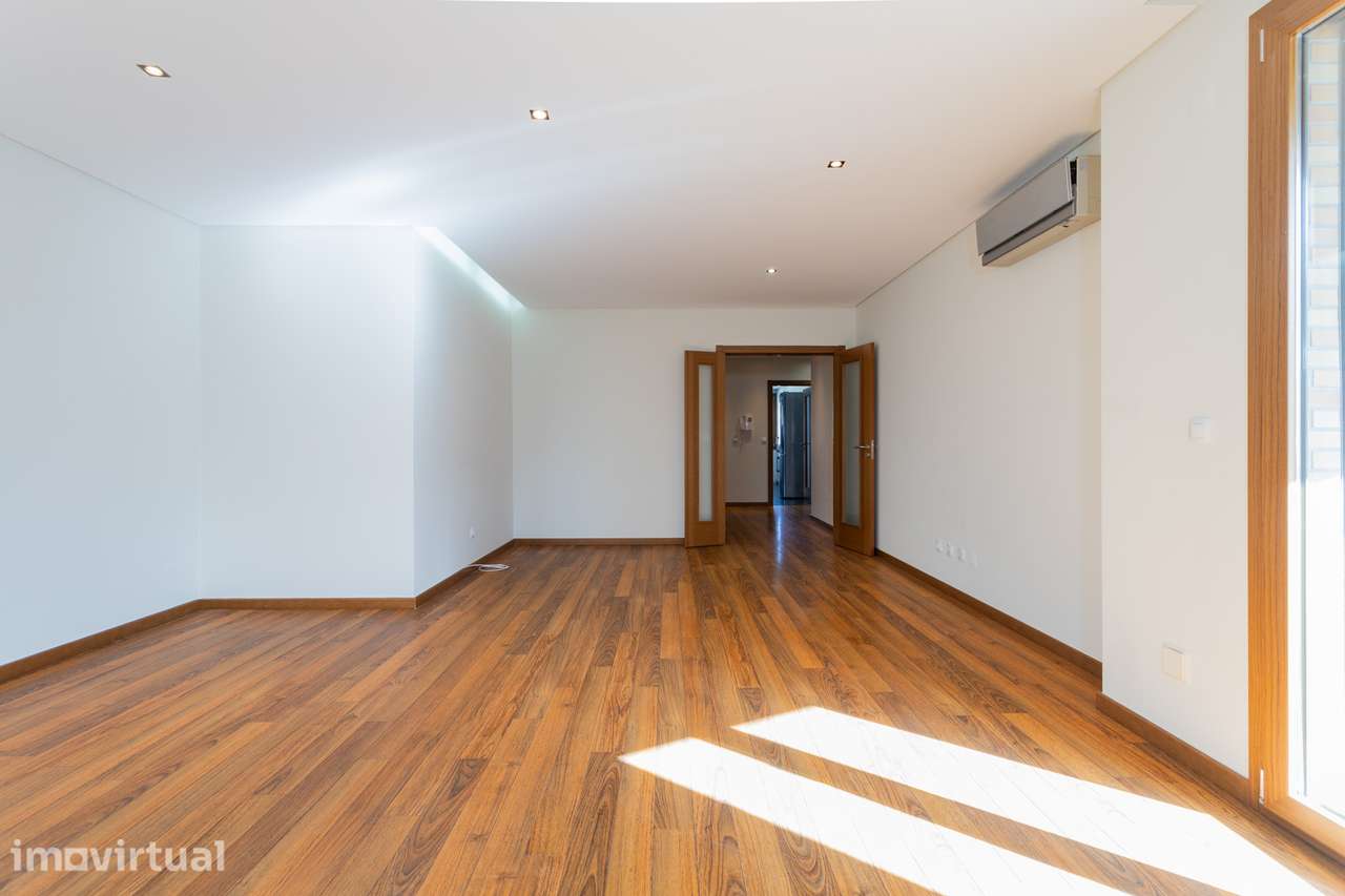 Apartamento T2 com 136 m², Varandas e Excelente Arrumação para Arrenda - Grande imagem: 4/42