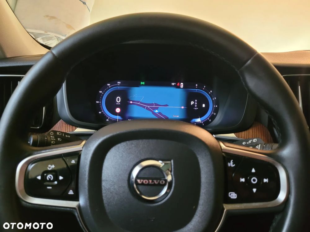 Volvo XC 60 B5 B AWD Plus Dark - 24
