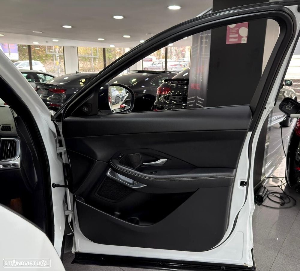 Jaguar E-Pace 2.0 i4D R-Dynamic S - 35