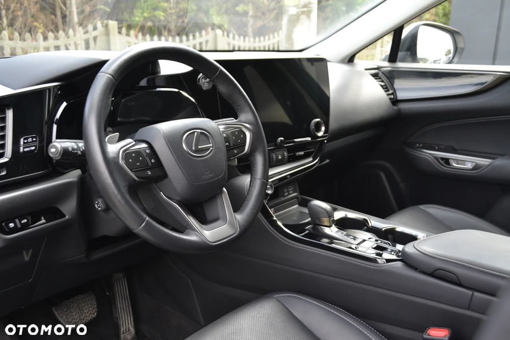 Lexus NX 350h Business AWD - 24