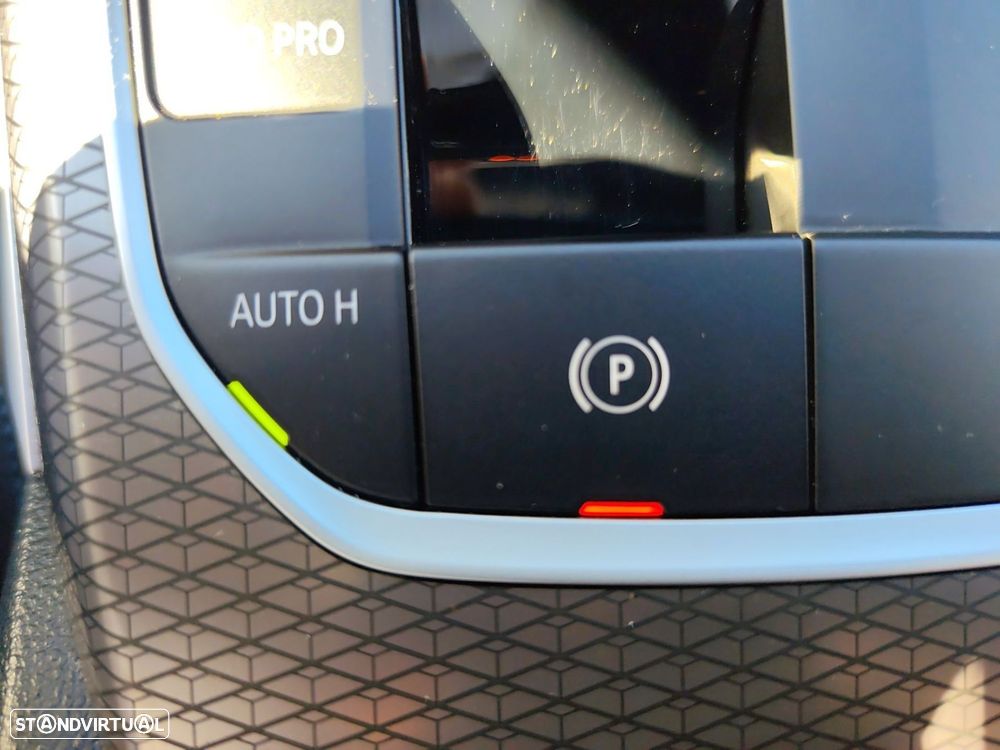 BMW 320 d Touring Pack Desportivo M Auto - 31