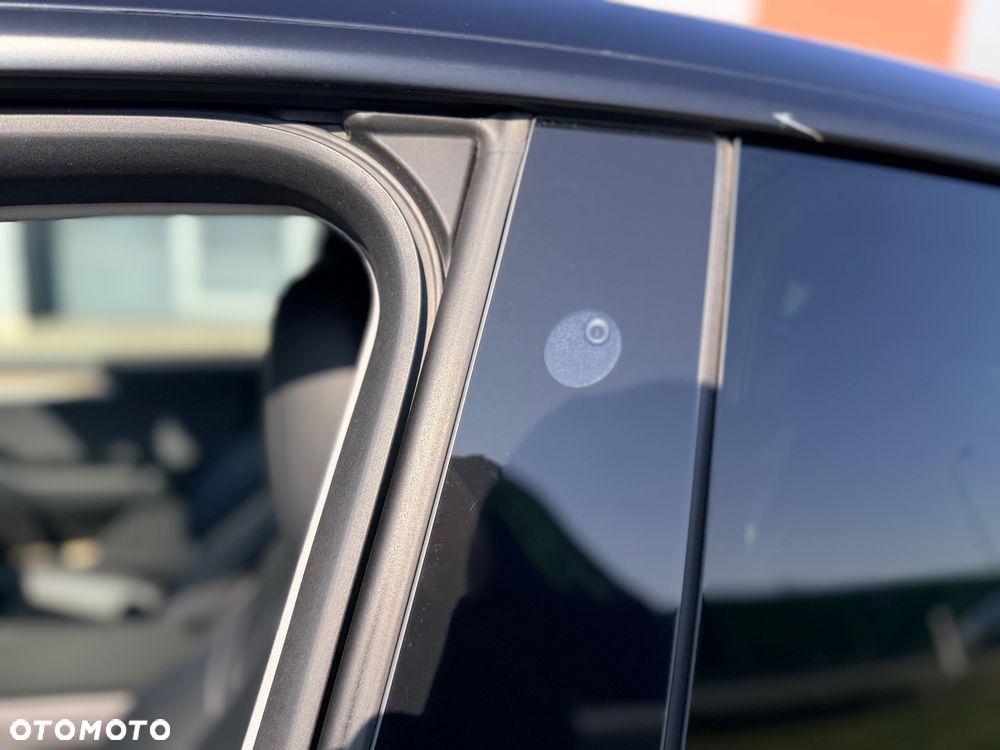 Tesla Model Y Long Range AWD - 17