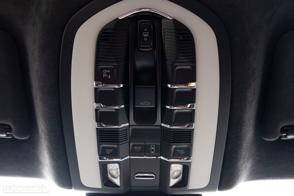 Porsche Macan Turbo - 35