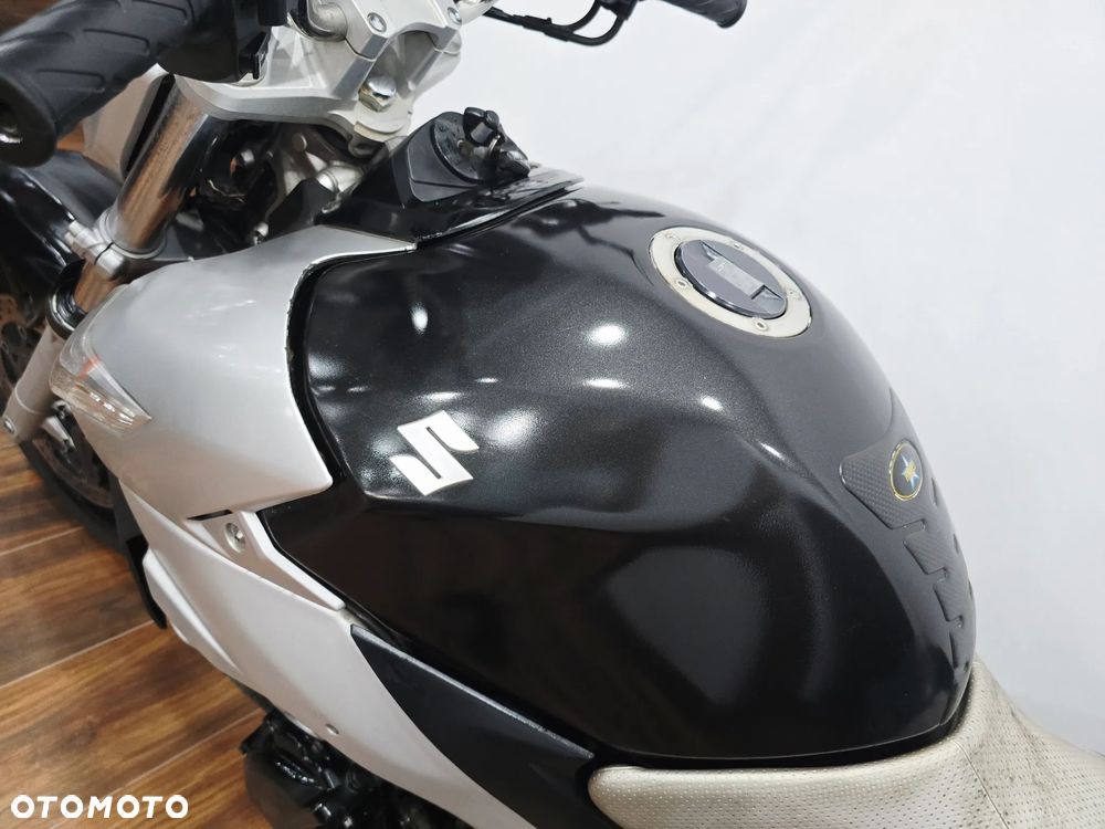 Suzuki GSR - 8