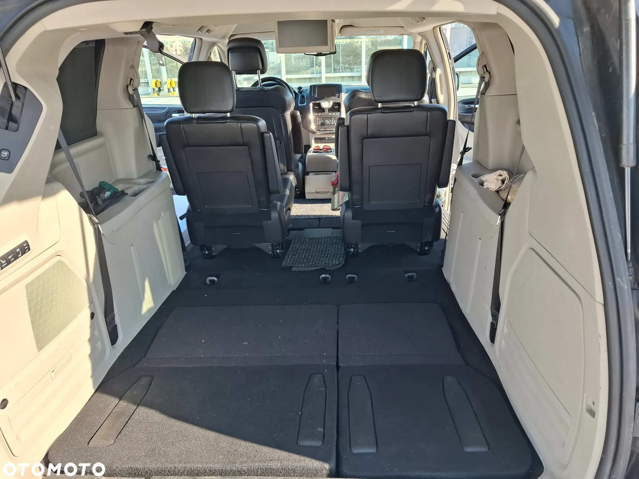 Chrysler Town & Country 3.6 Limited - 13