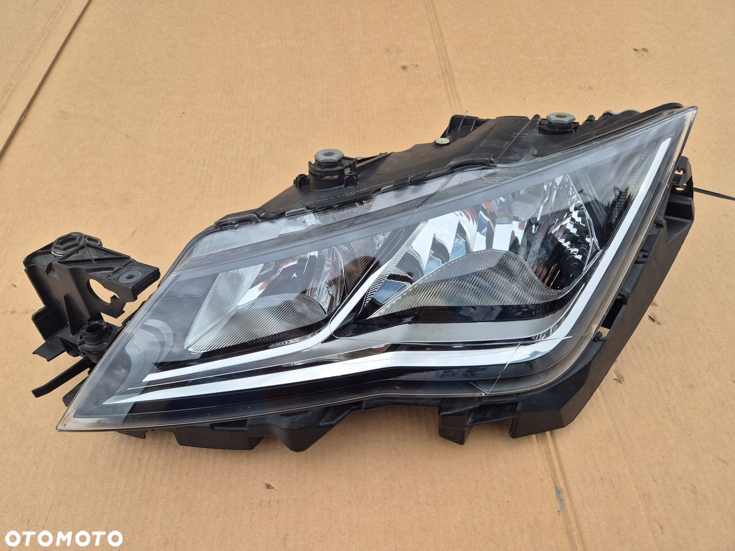 Seat Leon 5F lampa lewa.2013-.Halogenowa  LED DRL. - 1