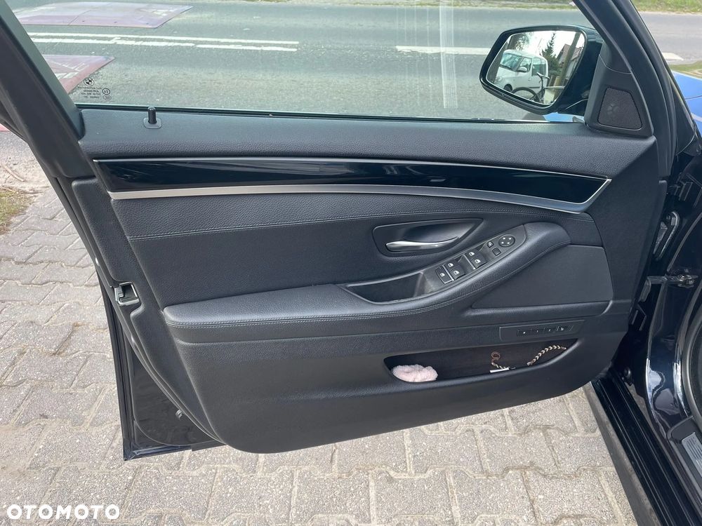 BMW Seria 5 550i Sport-Aut - 9