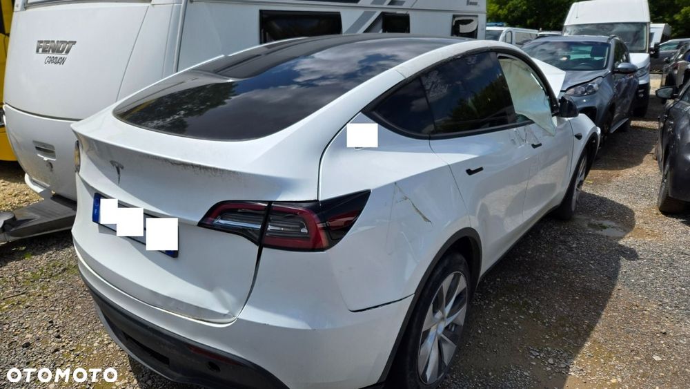 Tesla Model Y - 10