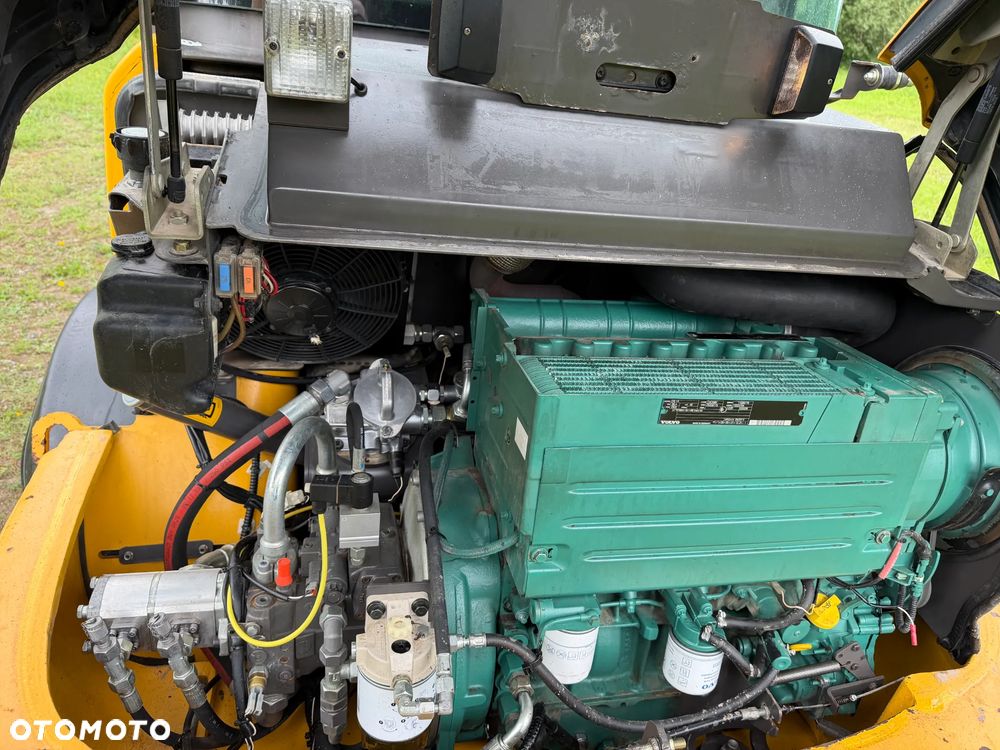 Volvo L25F Ładowarka Kołowa łamana 2015 rok. Jak Nowa! Oryginał łyżka i widły. Mocny silnik 4 cylindry. Zero luzów i wycieków. Aktualne Badania DEKRA BMWT. Wielka Okazja. Maszyna jak nowa z Salonu. 2600 mtg. Pochodzi z Norweskiego urzędu gminy. Dodatkowe linie Hydrauliczne. Szybka wolna Jazda Rewers Hydrostatic. Wersja Norwesk Mocne doświetlenie dodatkowe grzanie. kabina Ogrzewana wentylowana! Zmiana Osprzętu Hydrauliczna! pełne sterowanie z dżojstika! Opony jak Nowe. Podzespoły pomy suche, czytelne tabliczki! OKAZJA - 6