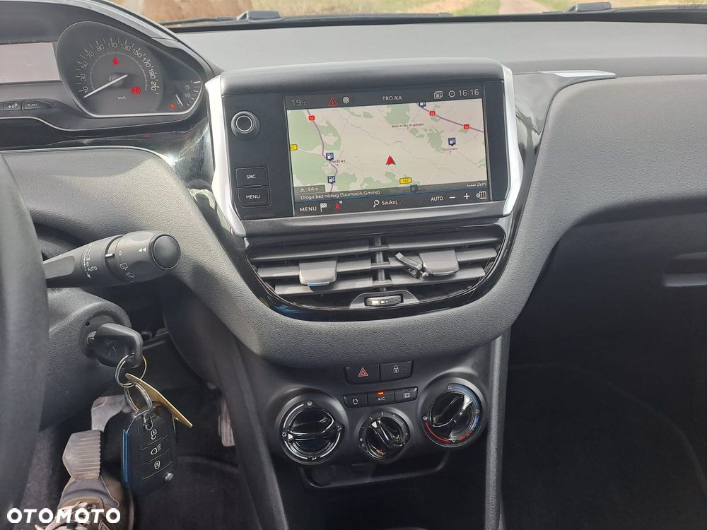 Peugeot 208 - 12