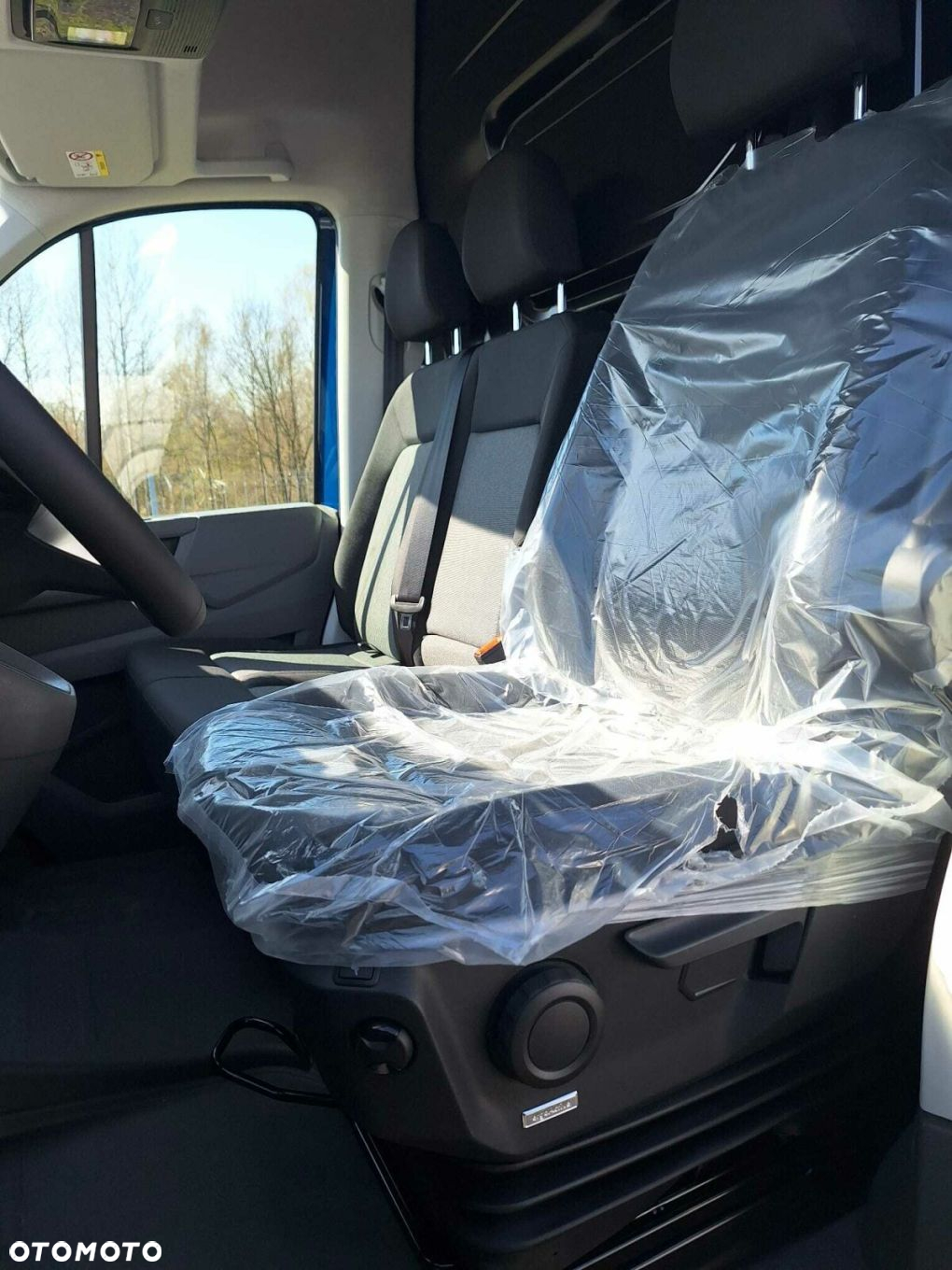 Volkswagen Crafter Crafter 35 Furgon z wysokim dachem silnik: 2,0 l EU6 SCR 140 KM / skrzynia biegów:automatyczna 8-biegowa rozstaw osi: 3640 mm - 6