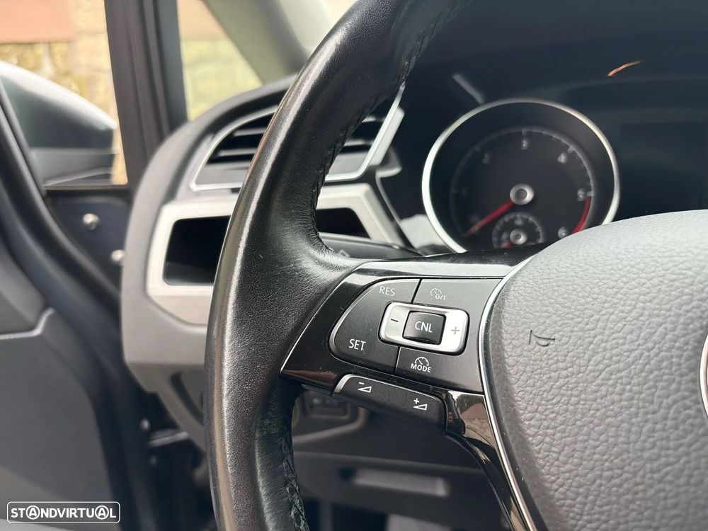 VW Touran 1.6 TDI Highline DSG - 25
