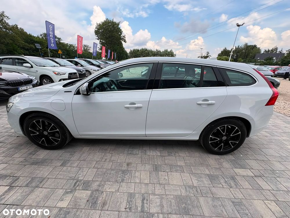 Volvo V60 D6 AWD Plug-in Hybrid R-Design Momentum - 4