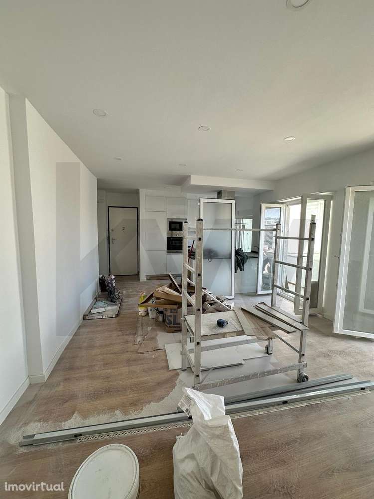 Apartamento T3 Renovado em Benfica com Varanda – Localização Central - Grande imagem: 2/42