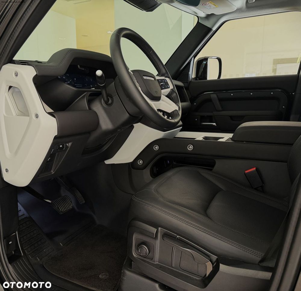 Land Rover Defender - 2