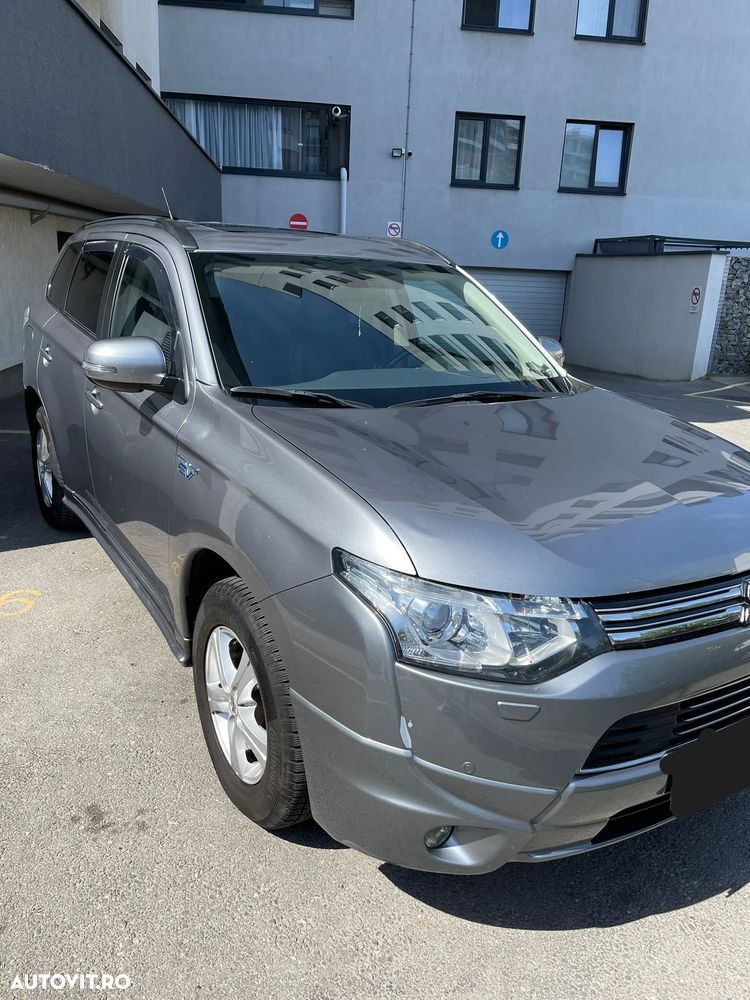 Mitsubishi Outlander - 2