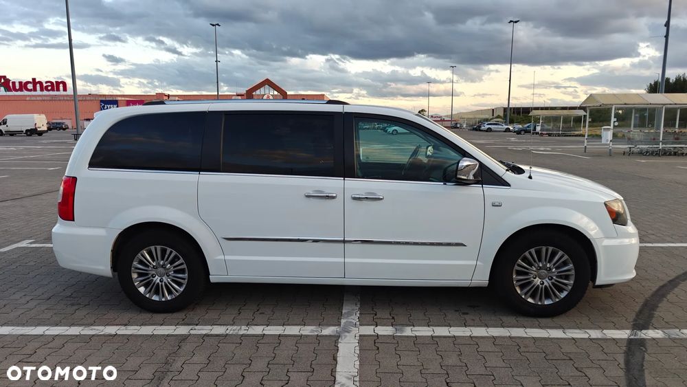 Chrysler Town & Country - 5