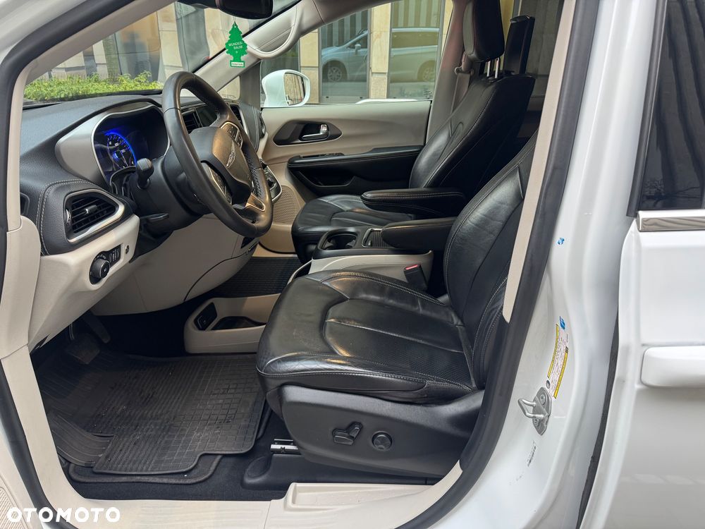 Chrysler Pacifica - 17