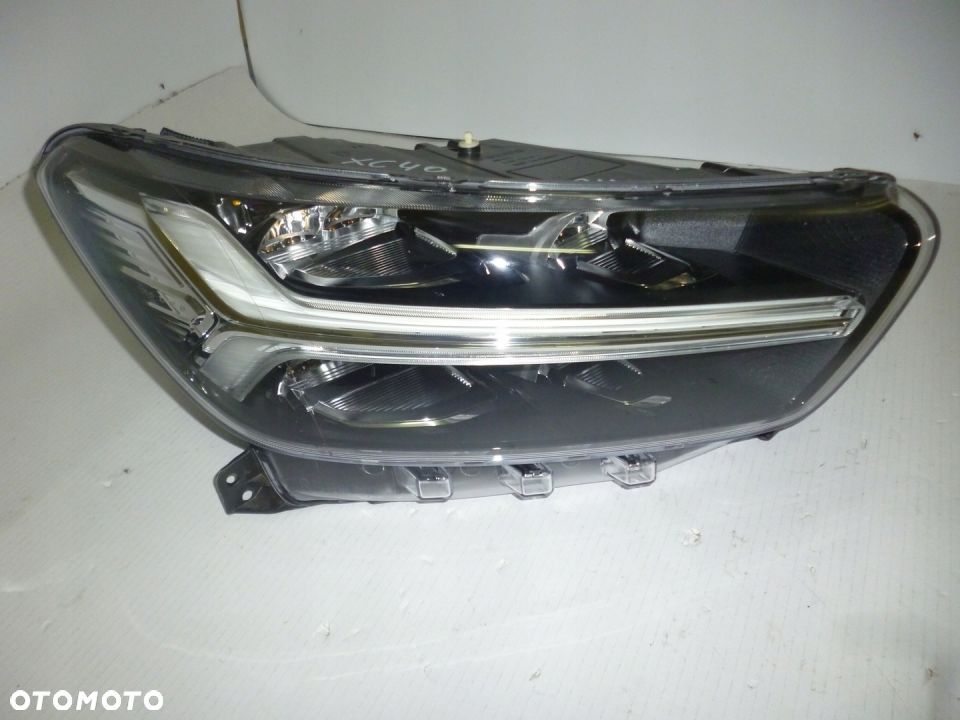VOLVO XC40 II LAMPA PRZEDNIA PRZÓD RH - 1