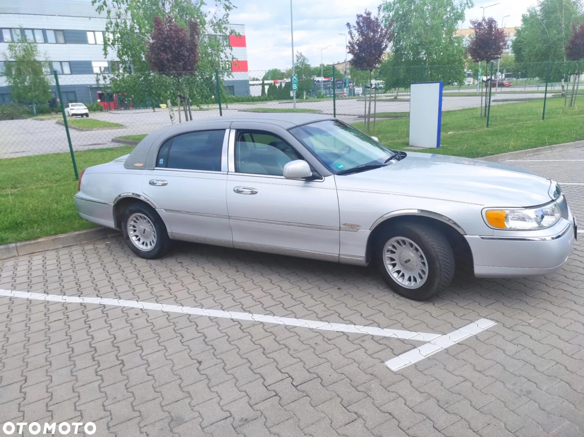 Lincoln Town Car - 2