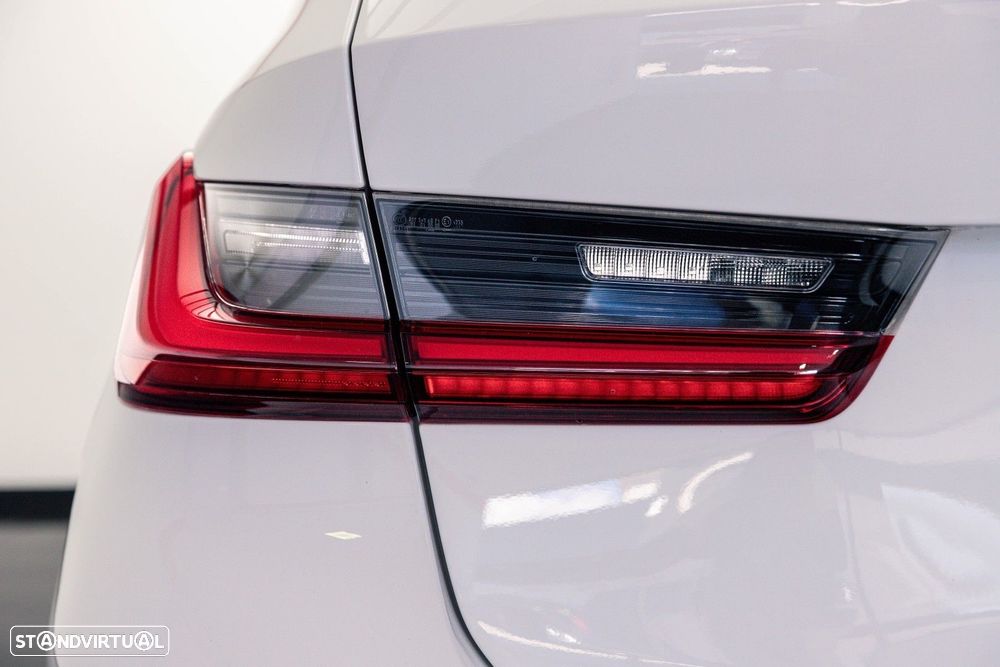 BMW 330 e Pack Desportivo M Auto - 9