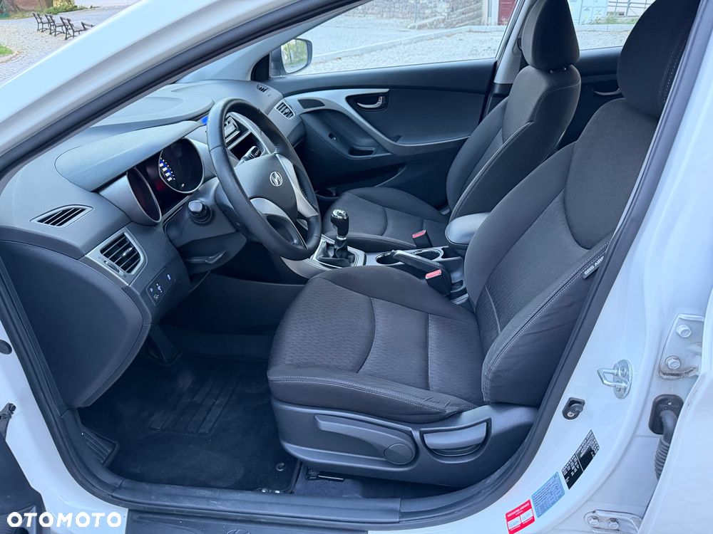 Hyundai Elantra 1.6 Comfort - 11