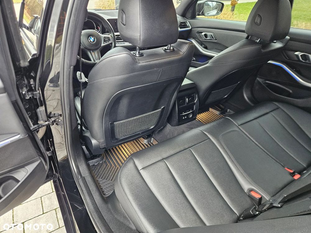 BMW Seria 3 318d Edition M Sport Shadow - 16