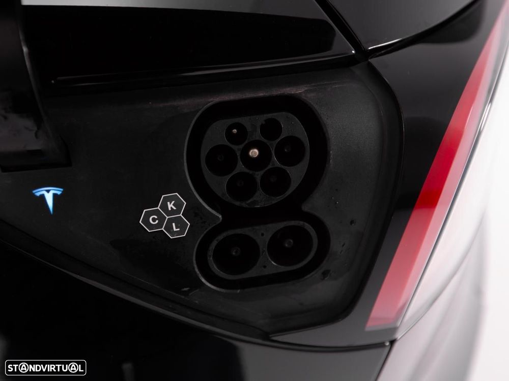 Tesla Model Y Performance Dual Motor AWD - 16