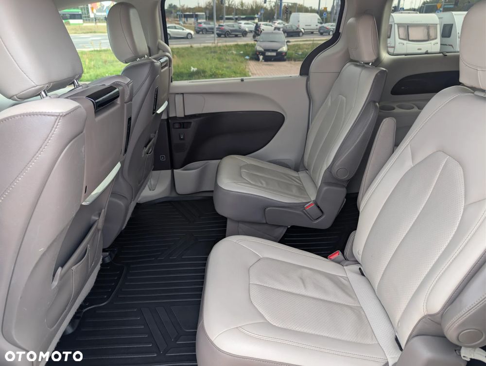 Chrysler Pacifica - 11