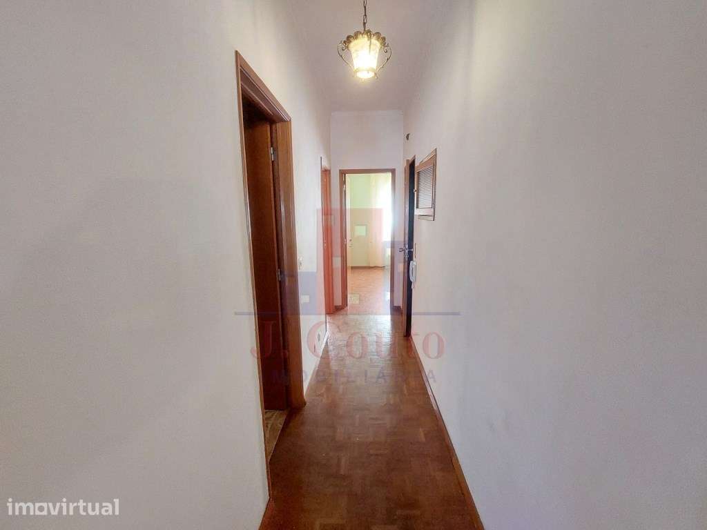 Prédio com espaço comercial e Apartamento T2 - Grande imagem: 3/29