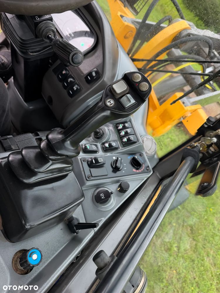 Volvo L25F Ładowarka Kołowa łamana 2015 rok. Jak Nowa! Oryginał łyżka i widły. Mocny silnik 4 cylindry. Zero luzów i wycieków. Aktualne Badania DEKRA BMWT. Wielka Okazja. Maszyna jak nowa z Salonu. 2600 mtg. Pochodzi z Norweskiego urzędu gminy. Dodatkowe linie Hydrauliczne. Szybka wolna Jazda Rewers Hydrostatic. Wersja Norwesk Mocne doświetlenie dodatkowe grzanie. kabina Ogrzewana wentylowana! Zmiana Osprzętu Hydrauliczna! pełne sterowanie z dżojstika! Opony jak Nowe. Podzespoły pomy suche, czytelne tabliczki! OKAZJA - 17