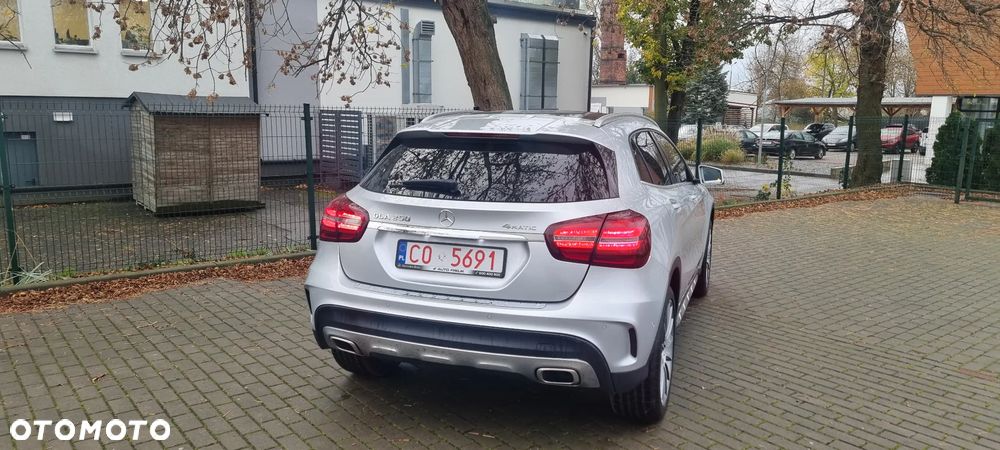 Mercedes-Benz GLA 250 4Matic 7G-DCT - 19