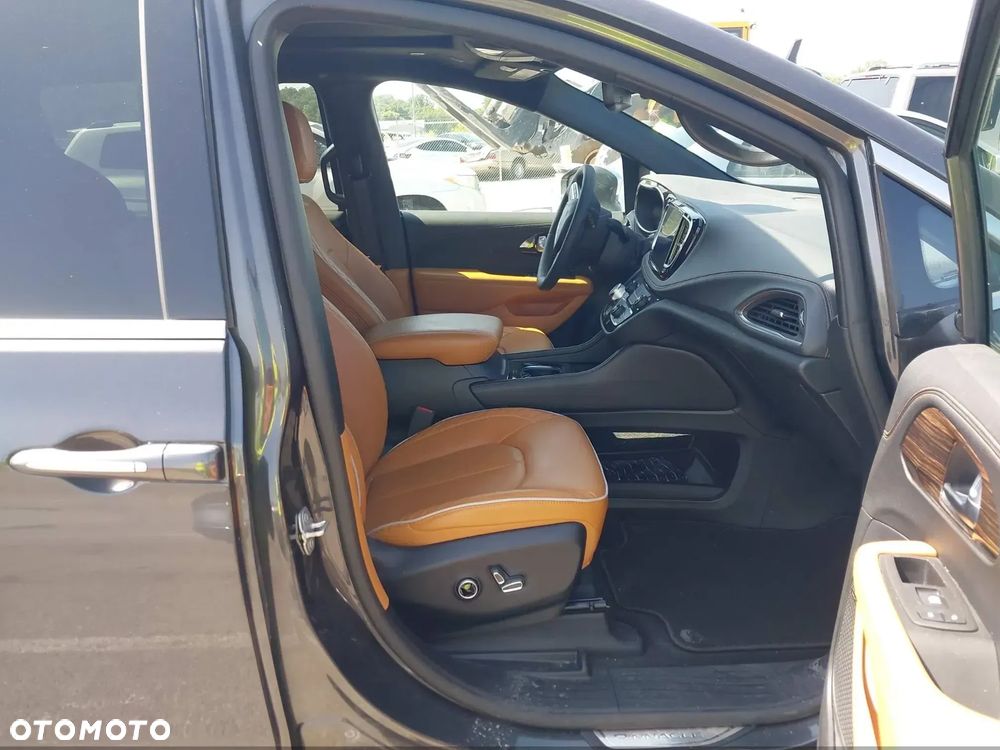 Chrysler Pacifica - 8