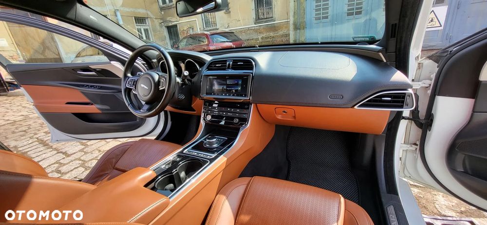 Jaguar XE 2.0 D Prestige - 7