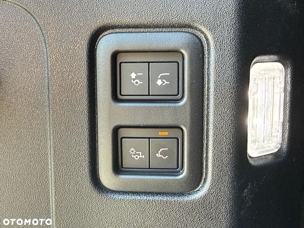 Land Rover Defender 3.0 D250 mHEV X-Dynamic SE - 21