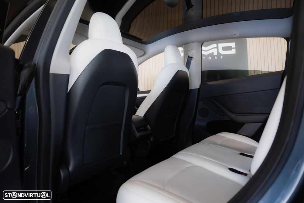 Tesla Model Y Long Range Dual Motor AWD - 31