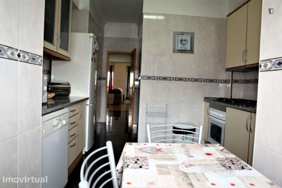 Quarto - localizado em Roma-Areeiro Lisbon - Grande imagem: 4/9