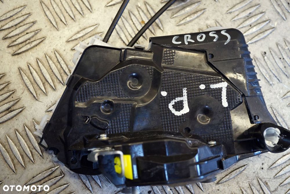 ZAMEK DRZWI LEWY PRZÓD YARIS CROSS 69040-K0041 TOYOTA 2020- - 2