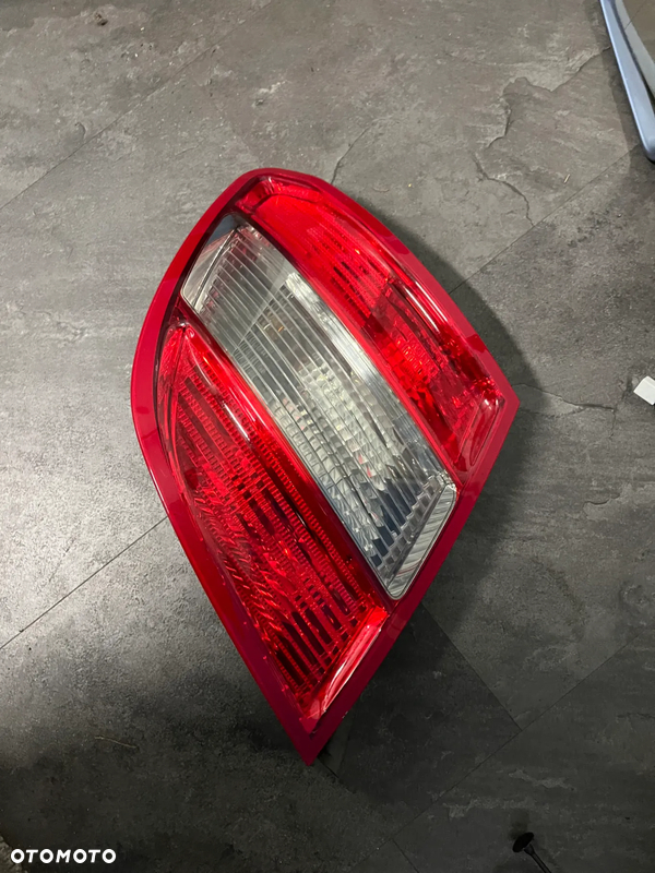 LAMPA lewa lewy tył  A2049069302 A2049069302L UK MERCEDES C-KLASA W204 KOMBI 2010r