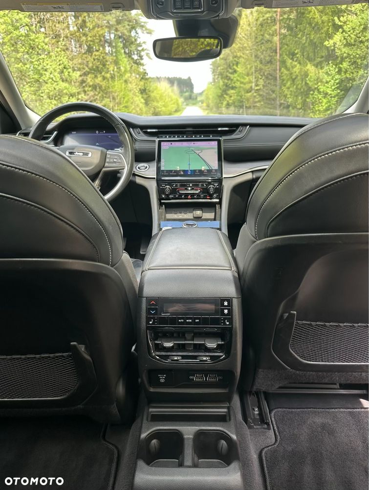 Jeep Grand Cherokee - 32