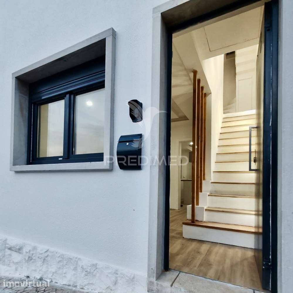 Moradia T2+1 com quintal totalmente remodelada em Almada - Grande imagem: 3/37