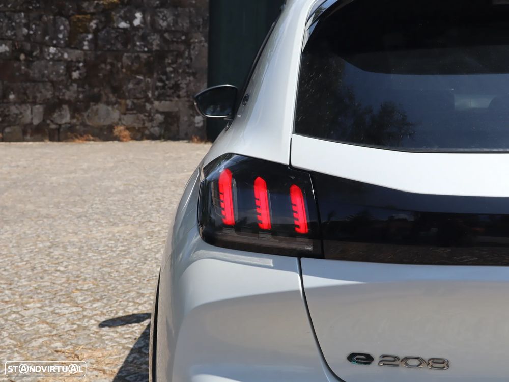 Peugeot e-208 GT - 8