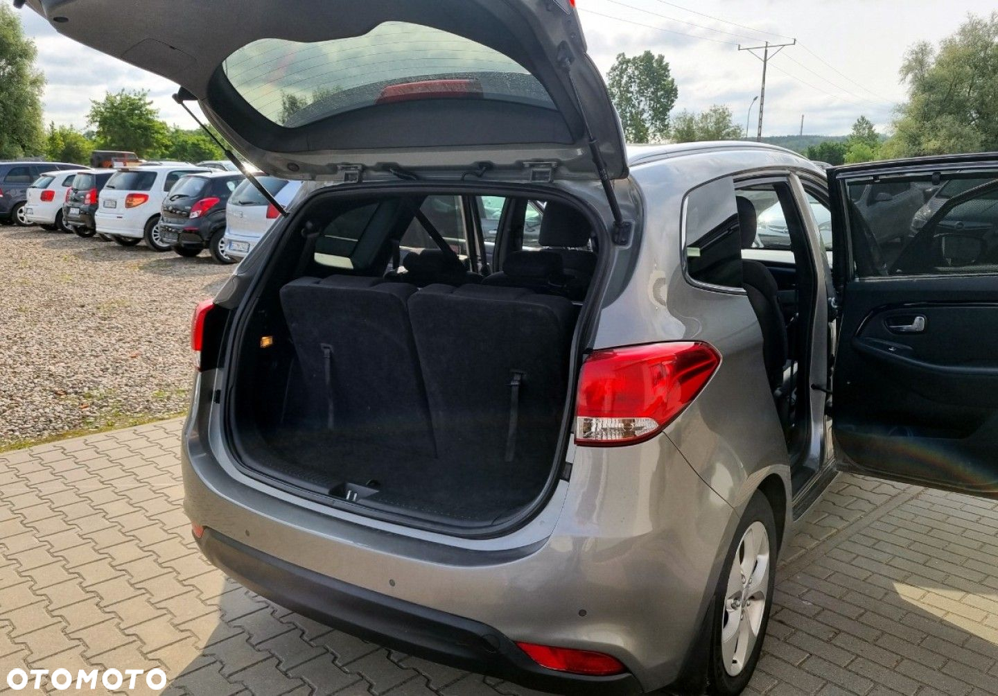 Kia Carens - 37