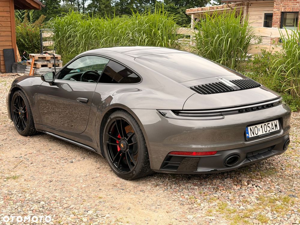 Porsche 911 Carrera GTS - 2