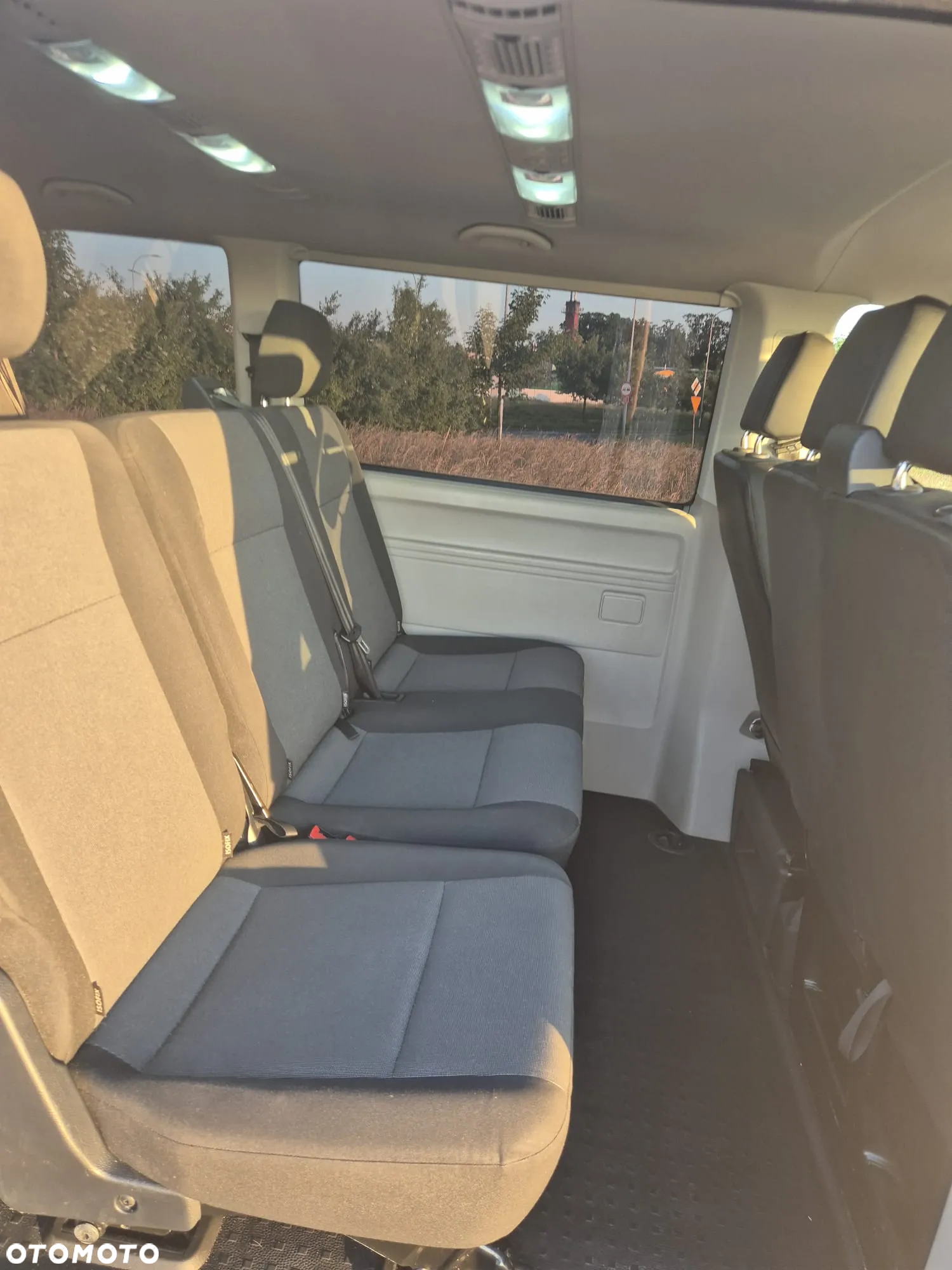 Volkswagen Caravelle - 9
