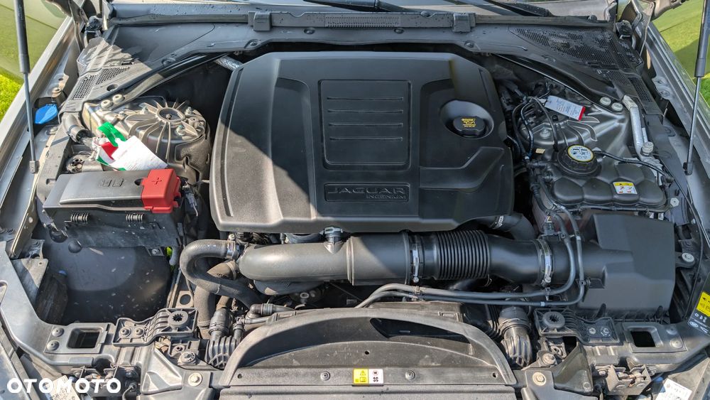 Jaguar XE 2.0 T R-Sport - 10