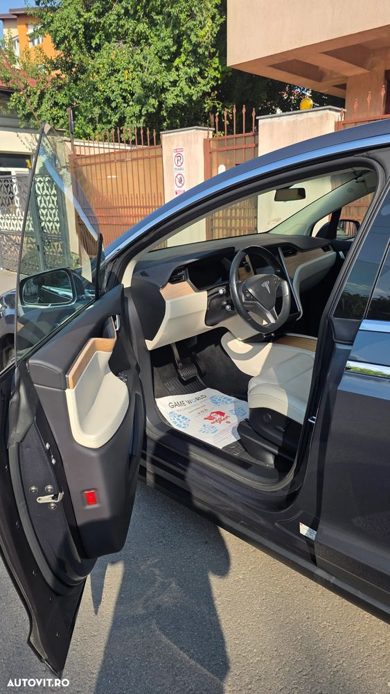 Tesla Model X - 32