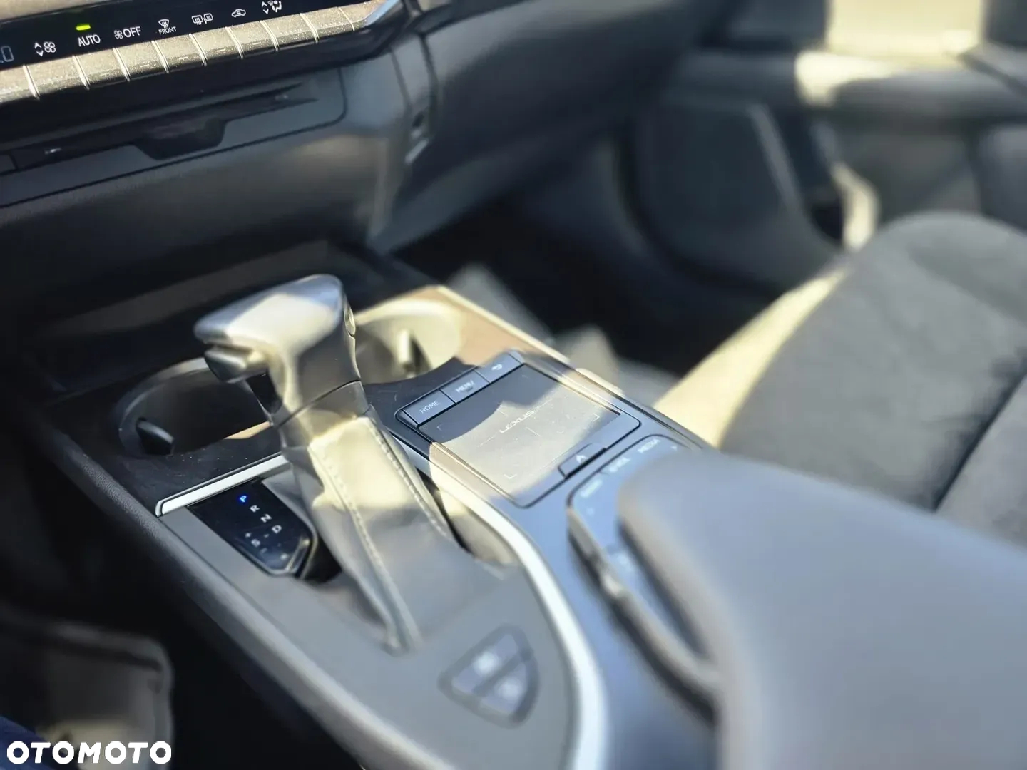 Lexus UX 250h Elegance 2WD - 9